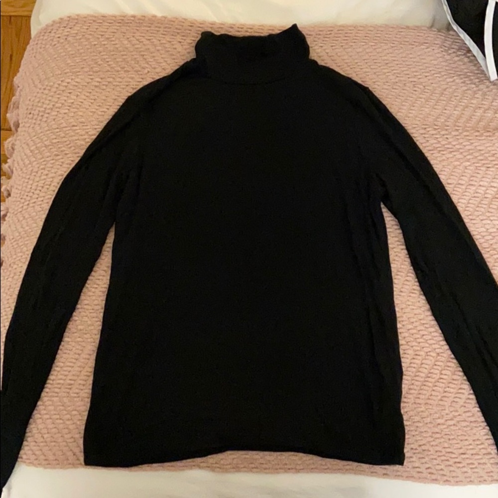 Black turtleneck long sleeve ribbed shirt
